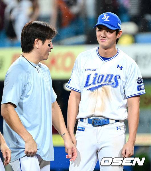 [OSEN=대구, 최규한 기자] 5일 대구삼성라이온즈파크에서 ‘2025 신한 SOL Bank KBO리그’ 삼성 라이온즈와 키움 히어로즈의 경기가 열렸다.이날 경기는 홈팀 삼성이 구자욱의 2홈런 6타점 맹활약에 힘입어 8-3 승리를 거뒀다.경기를 마치고 승리한 삼성 강민호와 구자욱이 인사를 나누고 있다. 2025.09.05 / dreamer@osen.co.kr