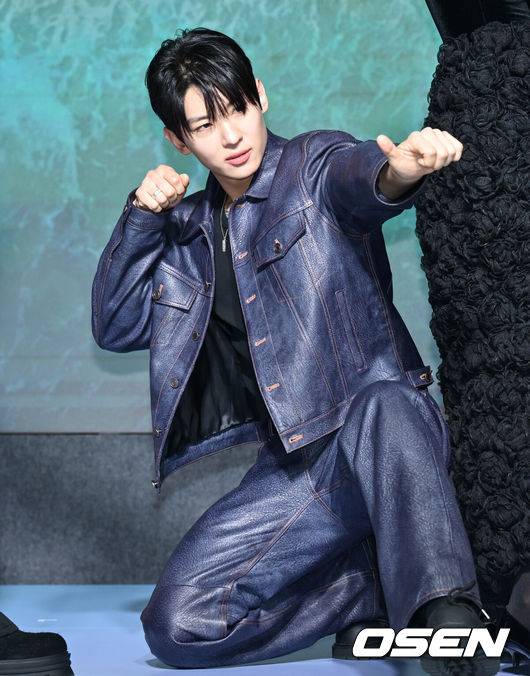 [OSEN=조은정 기자]넷플릭스 오리지널 '솔로지옥4’ 제작발표회가 8일 서울 마포구 호텔 나루 엠갤러리에서 열렸다.‘솔로지옥4’는 커플이 되어야만 나갈 수 있는 외딴 섬, ‘지옥도’에서 펼쳐질 솔로들의 솔직하고 화끈한 데이팅 리얼리티쇼다.덱스가 포즈를 취하고 있다. 2025.01.08. /cej@osen.co.kr