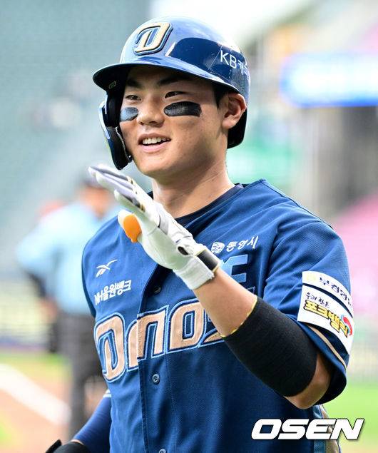 [OSEN=잠실, 최규한 기자] 14일 서울 잠실야구장에서 ‘2025 신한 SOL Bank KBO리그’ 두산 베어스와 NC 다이노스의 경기가 열렸다.홈팀 두산은 곽빈, 방문팀 NC는 라일리 톰슨을 선발로 내세웠다.1회초 무사 선두타자로 나선 NC 김주원이 선제 우중간 솔로포를 날리고 홈을 밟은 뒤 동료들과 인사를 나누며 미소짓고 있다. 2025.08.14 / dreamer@osen.co.kr