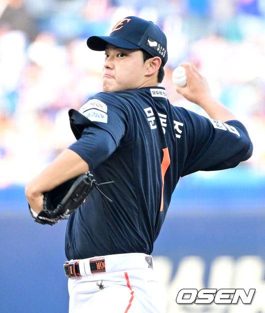 [OSEN=대구, 최규한 기자] 6일 대구삼성라이온즈파크에서 ‘2025 신한 SOL Bank KBO리그’ 삼성 라이온즈와 한화 이글스의 경기가 열렸다.홈팀 삼성은 이승현, 방문팀 한화는 문동주를 선발로 내세웠다.1회말 한화 선발 문동주가 힘차게 공을 뿌리고 있다. 2025.09.06 / dreamer@osen.co.kr