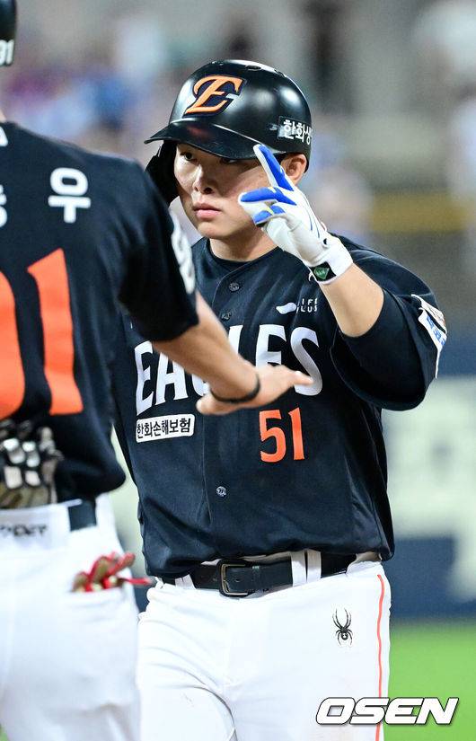 [OSEN=대구, 최규한 기자] 6일 대구삼성라이온즈파크에서 ‘2025 신한 SOL Bank KBO리그’ 삼성 라이온즈와 한화 이글스의 경기가 열렸다.홈팀 삼성은 이승현, 방문팀 한화는 문동주를 선발로 내세웠다.8회초 2사 1, 3루 상황 한화 문현빈이 달아나는 1타점 적시타를 날리고 1루에 안착해 기뻐하고 있다. 2025.09.06 / dreamer@osen.co.kr