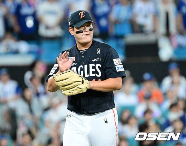 [OSEN=대구, 최규한 기자] 6일 대구삼성라이온즈파크에서 ‘2025 신한 SOL Bank KBO리그’ 삼성 라이온즈와 한화 이글스의 경기가 열렸다.홈팀 삼성은 이승현, 방문팀 한화는 문동주를 선발로 내세웠다.8회말 1사 1, 2루 상황 삼성 전병우를 병살타로 이끌며 실점없이 이닝을 막아낸 한화 투수 김서현이 더그아웃으로 향하며 기뻐하고 있다. 2025.09.06 / dreamer@osen.co.kr