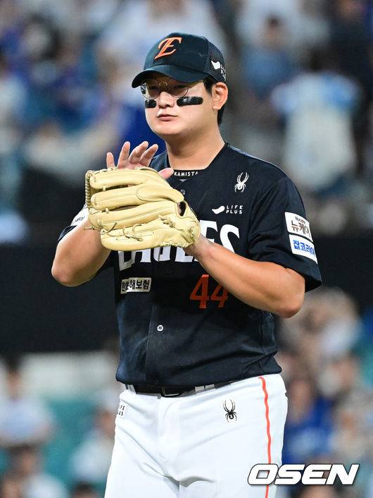 [OSEN=대구, 최규한 기자] 6일 대구삼성라이온즈파크에서 ‘2025 신한 SOL Bank KBO리그’ 삼성 라이온즈와 한화 이글스의 경기가 열렸다.홈팀 삼성은 이승현, 방문팀 한화는 문동주를 선발로 내세웠다.8회말 1사 1, 2루 상황 삼성 전병우를 병살타로 이끌며 실점없이 이닝을 막아낸 한화 투수 김서현이 더그아웃으로 향하며 기뻐하고 있다. 2025.09.06 / dreamer@osen.co.kr