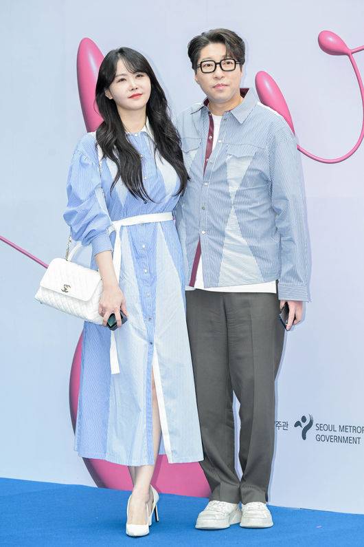 [OSEN=조은정 기자] 15일 서울 중구 동대문디자인플라자(DDP)에서 2023 F/W 서울패션위크 ‘라이’ 컬렉션 포토콜 행사가 열렸다.크리에이터 윰댕, 대도서관 부부가 포즈를 취하고 있다. 2023.03.15 /cej@osen.co.kr