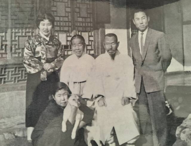 ▲ 젊은 시절 아버지, 가족과 함께. ⓒ푸르메재단