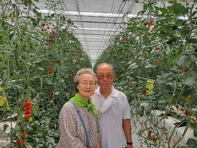 ▲ 부인과 함께 경기도 여주의 푸르메소셜팜을 방문한 모습. ⓒ푸르메재단