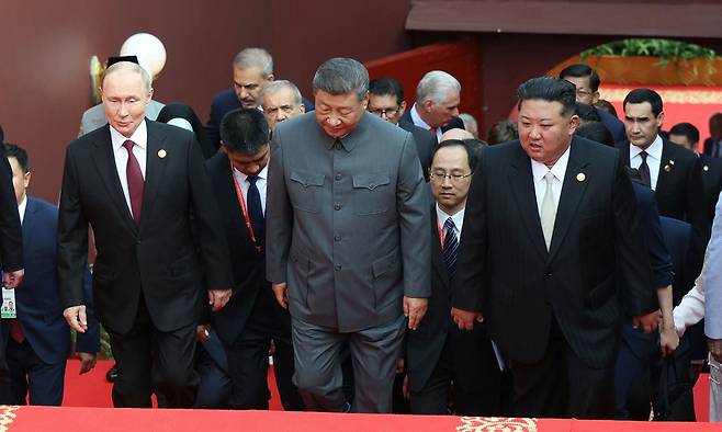 북한 노동당 기관지 노동신문은 지난 3일 김정은 당 총비서가 중국인민항일전쟁 및 세계반파쇼전쟁승리(전승절) 80돌(주년) 기념행사에 참석한 사실을 4일 보도했다.&nbsp;노동신문·뉴스1