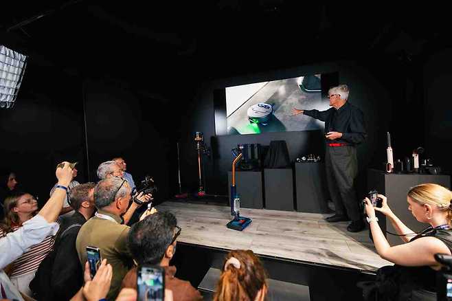 다이슨 창립자 제임스 다이슨이&nbsp;4일(현지시간) 독일 베를린에서 열린 독점 출시 행사 ‘다이슨 언베일드’에서 신제품들과 포즈를 취하고 있다. 다이슨 제공