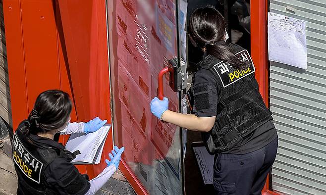 지난 3일 서울 관악구 신림동 칼부림 사건 현장에서 과학수사대가 현장조사를 하고 있다. 뉴시스