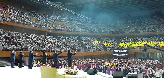 5일&nbsp;경기&nbsp;가평군 청심평화월드센터에서 열린 문선명 세계평화통일가정연합 총재 추모 13주기&nbsp;특별기도회에서 참석자들이 찬양을 하고 있다.&nbsp;가정연합 제공