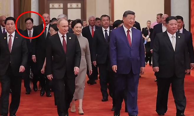 북한 조선중앙TV는 6일 김정은 국무위원장의 지난 2~4일 중국 방문을 담은 기록영화를 방영했다. TV는 각국 정상급 인사들이 전승절 연회에 참석하기 위해 이동하는 장면을 보여주면서 우원식 국회의장(빨간 동그라미)이 등장하는 장면을 편집하지 않고 그대로 내보냈다. 평양=조선중앙TV·연합뉴스