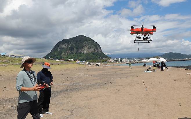 6일 제주 서귀포시 안덕면 사계해변에서 제주도와 세계일보가 공동 주최한 전국드론낚시대회 인 제주에서 참석자들이 드론낚시를 하고 있다.