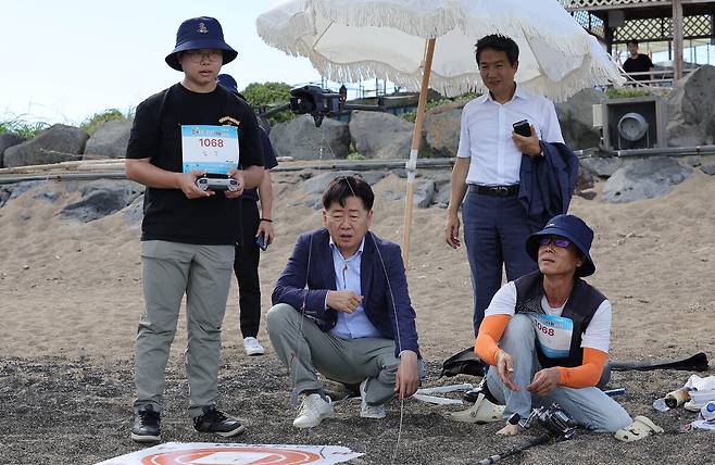 6일 제주 서귀포시 안덕면 사계해변에서 제주도와 세계일보가 공동 주최한 전국드론낚시대회 인 제주에서 오영훈 제주특별자치도 도지사가 드론낚시를 참관하고 있다.