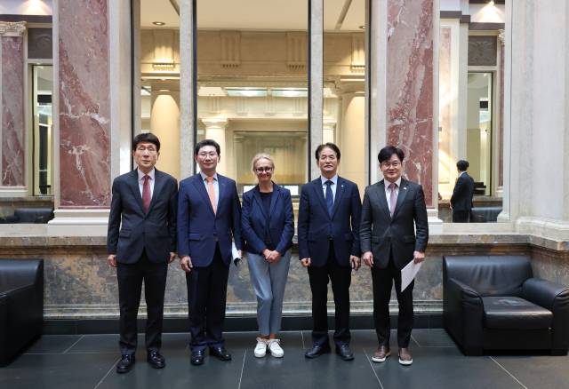 이상일 용인시장(왼쪽 부번째)이 5일(현지시간) 독일연방 상원의회를 방문해 기념촬영을 하고 있다. 사진 제공 = 용인시
