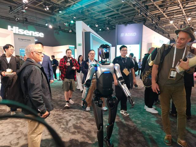 중국 가전업체인 하이센스의 IFA 부스에서 마이크로 RGB 미니 LED TV를 홍보하기 위한 휴머노이드 로봇이 돌아다니고 있다.. 노우리 기자