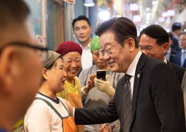 시장 상인과 대화하는 이재명 대통령 (서울=연합뉴스) 대통령실은 이재명 대통령이 5일 인천 용현시장을 방문했다고 전했다. 2025.9.5 [대통령실 제공. 재판매 및 DB 금지] photo@yna.co.kr (끝) <저작권자(c) 연합뉴스, 무단 전재-재배포, AI 학습 및 활용 금지>