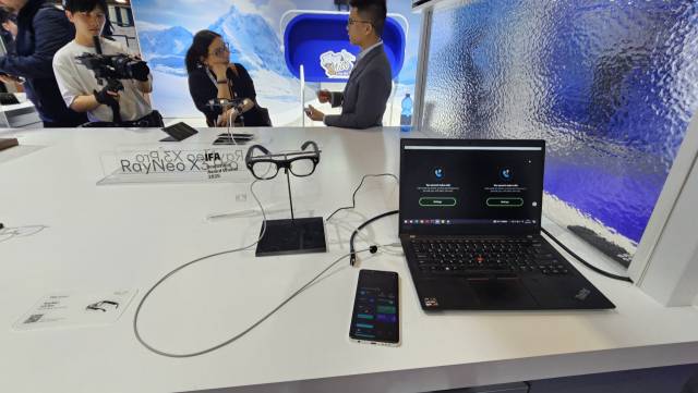 TCL 부스 내 마련된 레이네오의 최신 제품 레이네오 X3프로. 디스플레이가 탑재된 AR글래스로 이르면 10월 출시된다.베를린=허진 기자