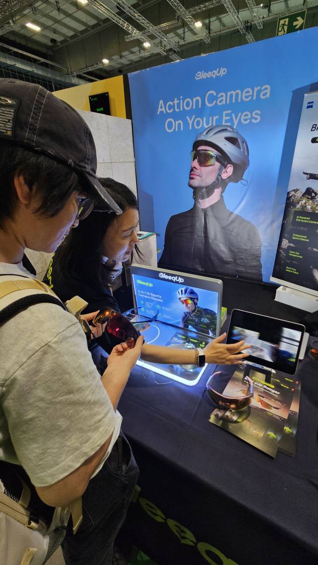 IFA넥스트관에 설치된 블리크업 부스에서 참관객이 스마트글래스를 체험하고 있다.베를린=허진 기자