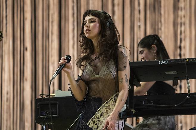 4월12일 미국 캘리포니아에서 열린 ‘코첼라 밸리 뮤직 앤드 아츠 페스티벌’에서 클레어오가 공연을 하고 있다. ⓒAP Photo