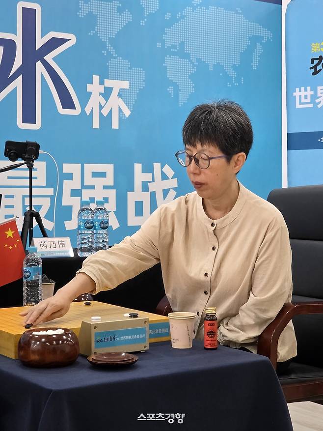 루이나이웨이 9단이 6일 중국 칭다오 농심공장에서 열린 제3회 농심백산수배 세계바둑시니어최강전에서 김종수 9단과 대국하고 있다.  칭다오 | 윤은용 기자