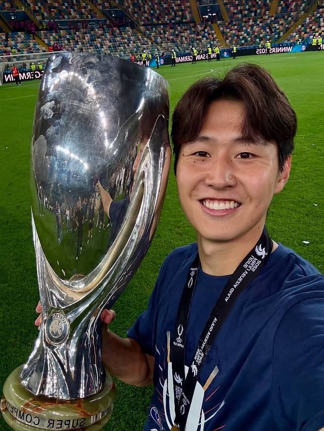 한국 축구선수 최초 UEFA 슈퍼컵 우승을 차지한 이강인. 선수 개인 SNS