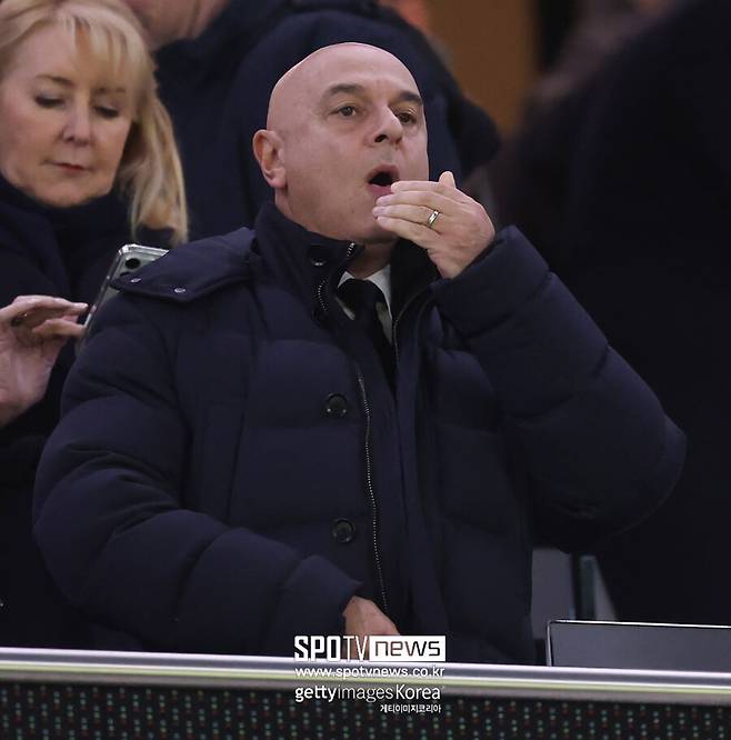 ▲ 영국 국적인 레비 회장은 2001년 토트넘 회장으로 부임했다. 캐릭터가 확실했다. 특유의 집요한 협상 태도와 낮은 선수단 주급 체계 등으로 유럽 축구계를 대표하는 \'짠돌이\'로 이름을 얻었다. 이 탓에 호불호가 조금 갈렸다. 재임 말년에는 팬들 비판 목소리가 등등했다.