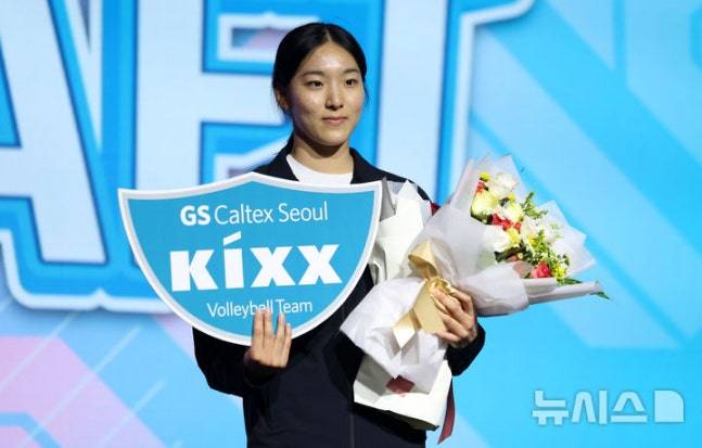 5일 서울 강서구 메이필드 호텔에서 열린 2025-2026 KOVO(한국배구연맹) 여자 신인선수 드래프트에서 1라운드 4순위 GS칼텍스의 지명을 받은 최윤영이 기념촬영을 하고 있다. /사진=뉴시스