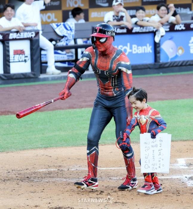 지난 7월 12일 대전에서 열린 올스타전서 박해민(왼쪽)과 박해민의 아들 박이든군. /사진=강영조 선임기자