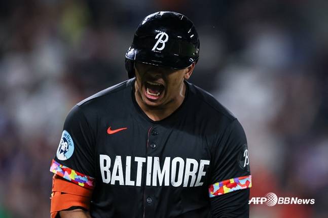 볼티모어 사무엘 바살로가 6일(한국시간) LA 다저스전에서 9회말 끝내기 홈런 후 포효하고 있다. /AFPBBNews=뉴스1