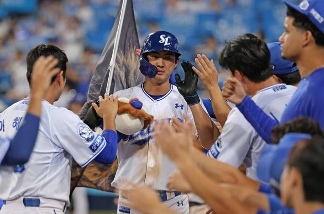 구자욱(가운데)가 5일 경기에서 홈런을 쏘아올린 뒤 세리머니를 하고 있다. /사진=삼성 라이온즈