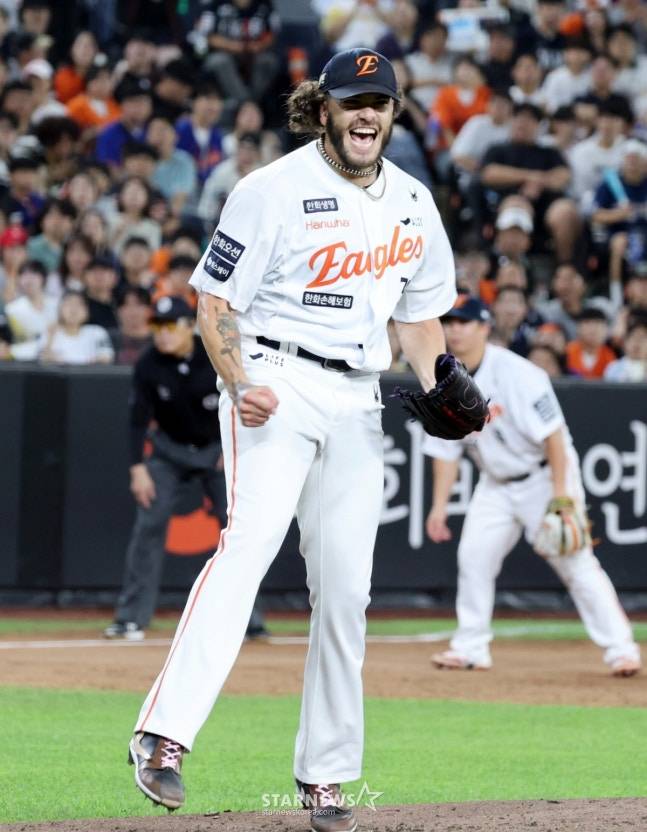 지난 3일 NC 다이노스와 홈 경기에 등판한 폰세의 모습. /사진=강영조 선임기자