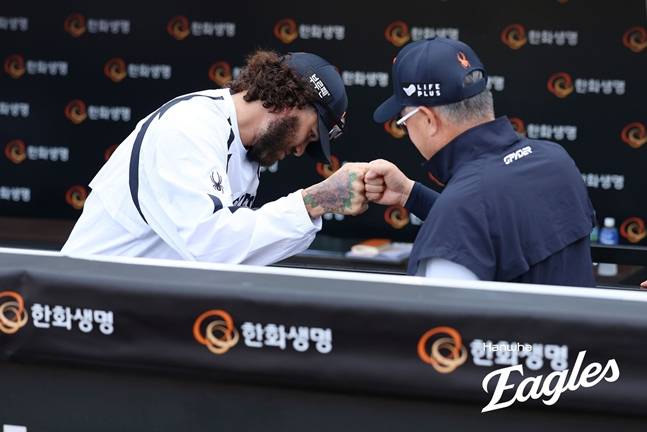 지난 6월 10일 폰세(왼쪽)과 김경문 감독이 하이파이브를 하고 있는 모습. /사진=한화 이글스