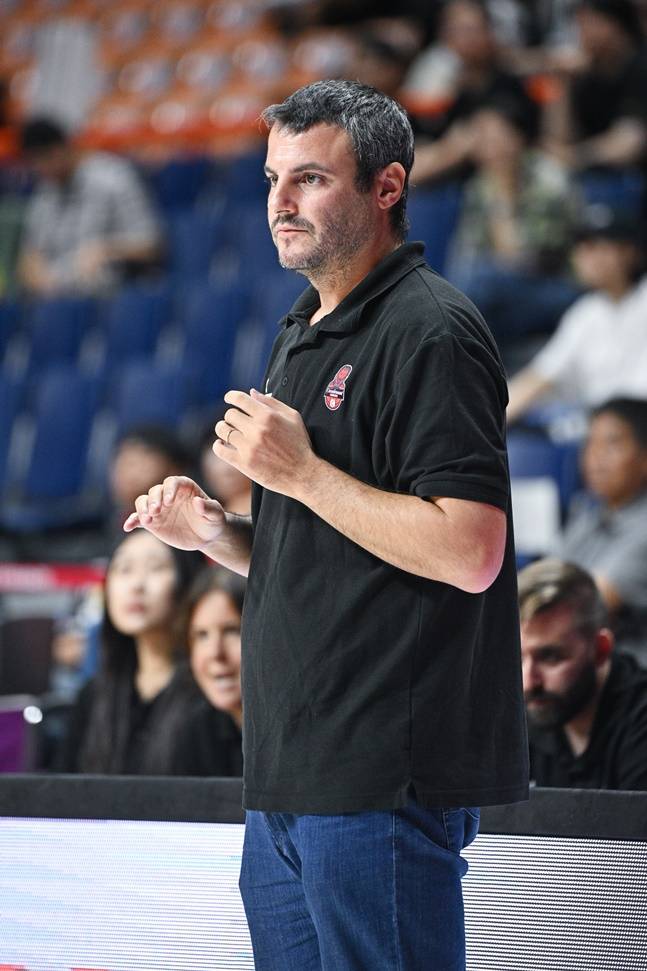 사라고사 카를로스 칸테로 모랄레스 감독. /사진=WKBL 제공