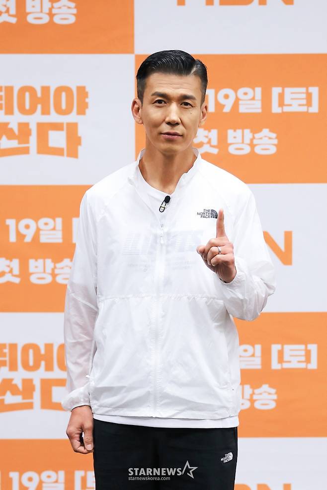 MBN 예능 프로그램 '뛰어야 산다' 온라인 제작발표회가 열린 18일 가수 션이 포즈를 취하고 있다. /사진제공=MBN 2025.04.18 /사진=김휘선 hwijpg@