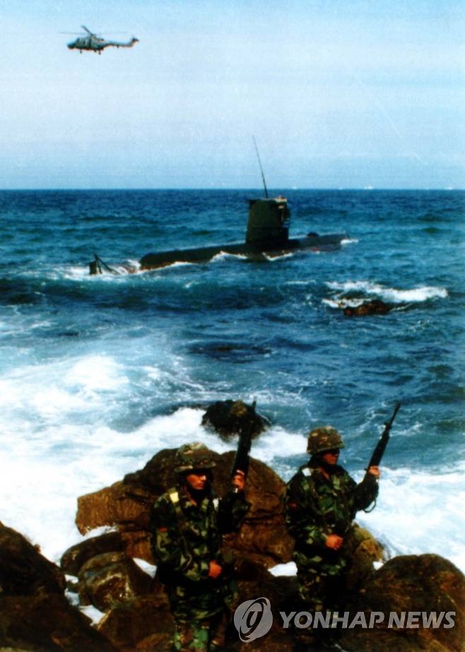 북한 잠수정 경계하는 한국군 1996년 9월18일 새벽 강원도 강릉시 강동면 안인진리 앞바다에 북한 간첩을 태우고 왔다가 좌초된 잠수정을 헬기가 해상에서 수색하고 있다.
[연합뉴스 사진]