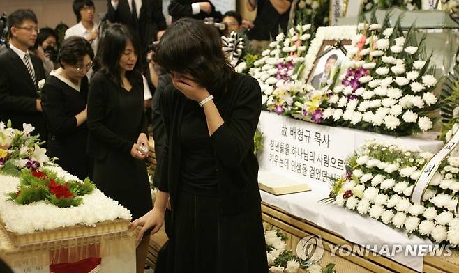 오열하는 아프간 피랍자들  2007년 9월 8일 경기도 성남시 분당 샘물교회에서 열린 고(故) 배형규 목사 장례예배에 참여한 아프간 피랍자들이 헌화 후 오열하고 있다
[연합뉴스 사진]