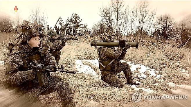 러시아 쿠르스크 전선에 배치된 북한군 북한 조선중앙TV는 우크라이나 전쟁에 참전한 북한군 전투 영상기록물을 8월 31일 공개했다.
[조선중앙TV 캡처]