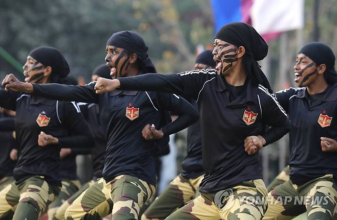 인도 국경경비대 여군의 격투 시범 모습 [EPA 사진]