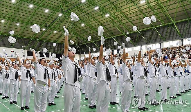 "이제 시작이다!" 2024년 8월30일 경남 창원시 진해구 해군교육사령부에서 열린 해군병 수료식에서 병사들이 정모(모자)를 던지며 수료를 자축하고 있다. 
[해군 제공]