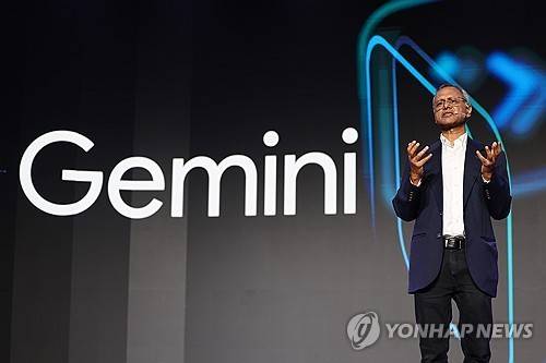 구글 AI 제미나이 소개하는 마니쉬 굽타 디렉터 (서울=연합뉴스) 김도훈 기자 = 구글 마니쉬 굽타 딥마인드 시니어 디렉터가 2일 서울 강남구 조선 팰리스 호텔에서 열린 '구글 포 코리아'에서 '새로운 가능성을 여는 구글 AI'를 주제로 발언하며 구글 AI 제미나이에 대해 이야기하고 있다. 2025.7.2
superdoo82@yna.co.kr