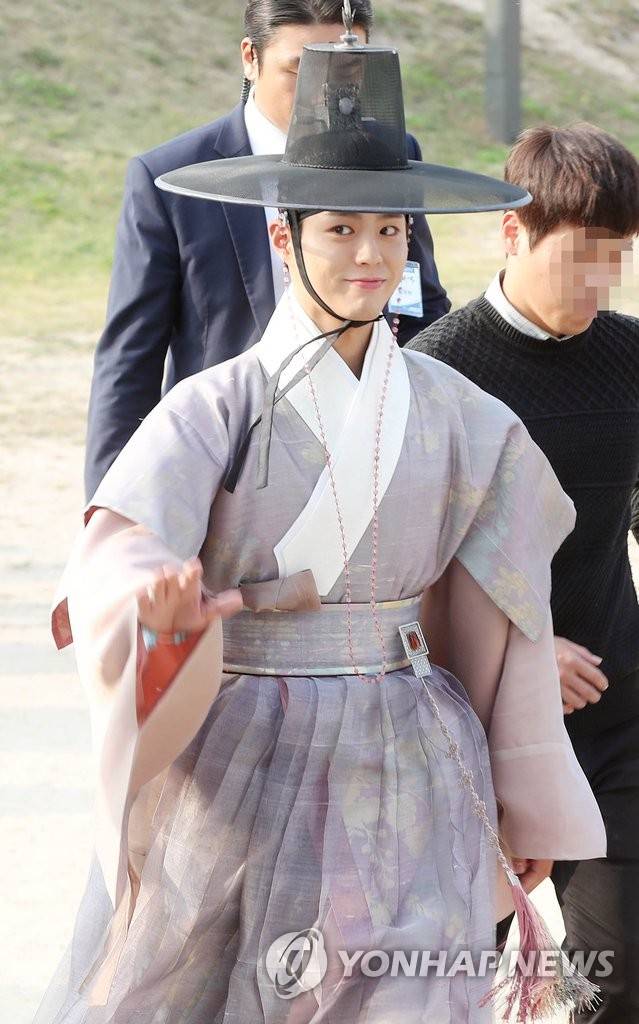 2016년 '경복궁에 나타난 세자' 박보검 (서울=연합뉴스) 김수진 기자 = 2016년 10월 19일 배우 박보검이 서울 경복궁 흥례문 앞 광장에서 열린 KBS 드라마 '구르미 그린 달빛' 시청률 공약 이벤트 이행을 위해 팬사인회장으로 이동하고 있다. [연합뉴스 자료사진]