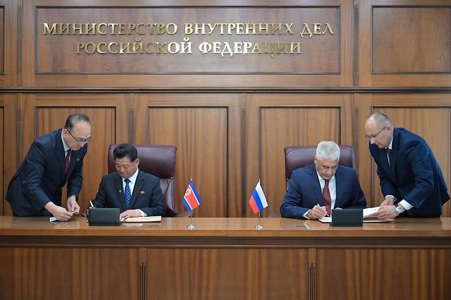 북한 사회안전성, 러시아 내무부와 치안 협정 체결 (서울=연합뉴스) 방두섭 북한 사회안전상(장관)과 블라디미르 콜로콜체프 러시아 내무부 장관은 2일(현지시간) 모스크바에서 만나 실무회담을 열고 협정을 체결했다고 주북 러시아 대사관이 텔레그램 채널을 통해 밝혔다. 2025.9.6 [주북 러시아대사관 텔레그램채널]