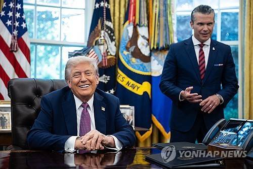 트럼프 대통령 (UPI=연합뉴스) 도널드 트럼프 미국 대통령이 5일(현지시간) 백악관에서 행정명령에 서명한 뒤 말하고 있다. 오른쪽은 피트 헤그세스 국방장관. 2025.9.5