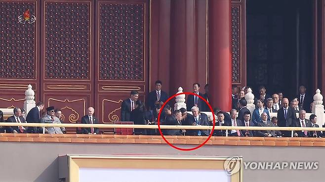 김정은, 카자흐스탄 대통령과 톈안먼 망루서 대화 (서울=연합뉴스) 북한 조선중앙TV는 6일 김정은 국무위원장의 지난 2~4일 중국 방문을 담은 기록영화를 방영했다. 사진은 조선중앙TV가 공개한 김정은 위원장과 카심조마르트 토카예프 카자흐스탄 대통령(빨간 동그라미)이 톈안먼 망루에서 통역을 사이에 두고 대화하는 모습.[조선중앙TV 화면] 2025.9.6 
    [국내에서만 사용가능. 재배포 금지. For Use Only in the Republic of Korea. No Redistribution] nkphoto@yna.co.kr