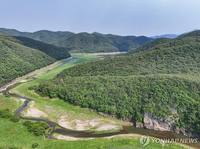 반구천과 반구대 암각화 반구천과 반구대 암각화
    (울산=연합뉴스) 임헌정 기자 = 27일 울산광역시 울주군 언양읍 반구천과 반구대 암각화. 2025.5.27 kane@yna.co.kr
