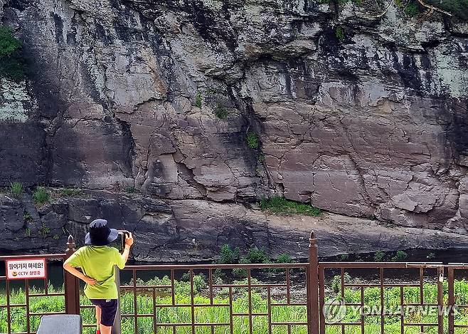 반구대 암각화 관찰하는 어린이 (울산=연합뉴스) 허광무 기자 = 13일 울산 울주 대곡리 반구대 암각화 전망대에서 어린이 방문객이 망원경으로 암각화를 관찰하고 있다. 반구대 암각화를 포함하는 '반구천의 암각화'는 지난 12일 유네스코 세계유산으로 등재됐다. 2025.7.13 hkm@yna.co.kr