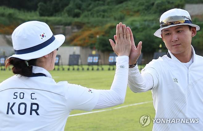 하이파이브하는 소채원과 김종호 (광주=연합뉴스) 김성민 기자 = 6일 광주 남구 광주국제양궁장에서 열린 2025 세계양궁선수권대회 컴파운드 혼성 단체 8강에서 소채원과 김종호가 하이파이브하고 있다. 2025.9.6 ksm7976@yna.co.kr