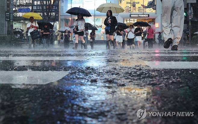 굵어지는 빗줄기 [연합뉴스 자료사진]