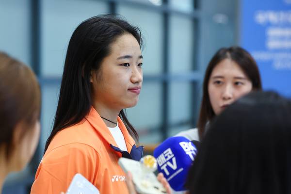 프랑스 파리에서 열린 2025 세계개인선수권대회를 마친 배드민턴 대표팀 안세영이 지난 2일 인천국제공항 제1여객터미널을 통해 귀국하며 취재진에 소감을 밝히고 있다. 안세영은 이번 대회 여자단식 4강전에서 ‘천적’으로 꼽히는 중국의 천위페이(4위)에게 0-2(15-21 17-21)로 패하며 동메달을 얻었다. 2025.9.2 /연합뉴스