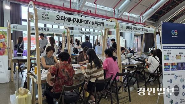 지난 6일 인천 상상플랫폼에서 열린 ‘2025 인천 웰메디 페스타 위크’ 메인행사를 찾은 시민들이 ‘웰니스-메디컬 체험존’에서 다양한 체험을 하고 있다. 2025.9.6 /김희연기자 khy@kyeongin.com
